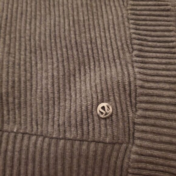 Lululemon It All Lines Up Poncho - Picture 15 of 15